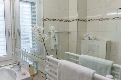 克罗伊茨林根六号酒店 的浴室设有水槽和花瓶。