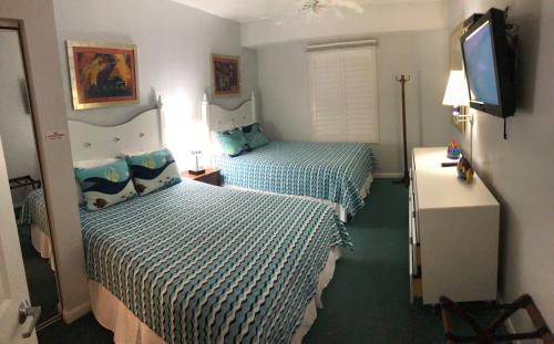 代托纳海滩Ocean Walk Resort 603的酒店客房设有两张床和一台平面电视。