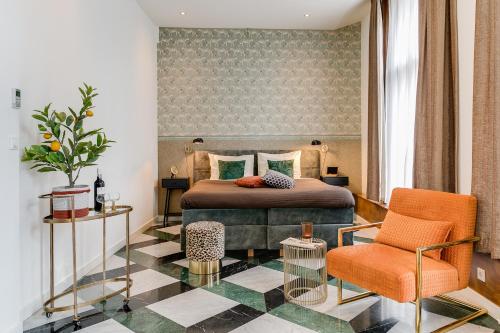 哈莱姆布莱斯套房酒店的一间卧室配有一张床和一把椅子