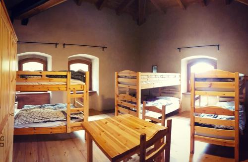 阿纳德Forte di Machaby的客房设有四张双层床和一张木桌。