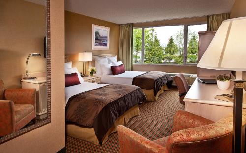 西塔科海岸门户酒店的酒店客房设有两张床和窗户。