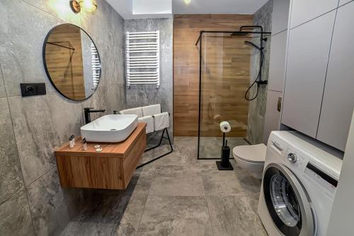 新苏尔Portowa Art的一间带水槽、卫生间和镜子的浴室