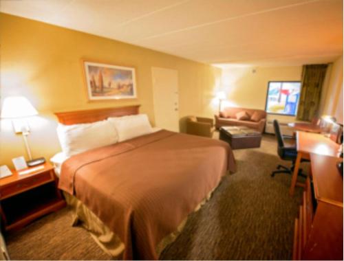 布鲁金斯Brookings Inn的酒店客房,配有床和沙发