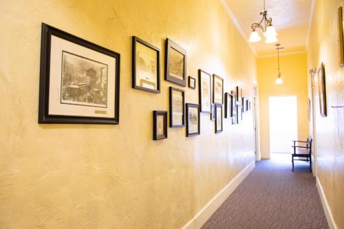 比斯比Letson Loft Hotel的墙上有一堆照片的走廊
