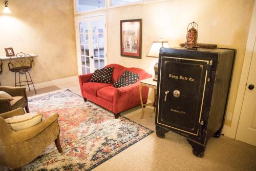 比斯比Letson Loft Hotel的带沙发和红色椅子的客厅