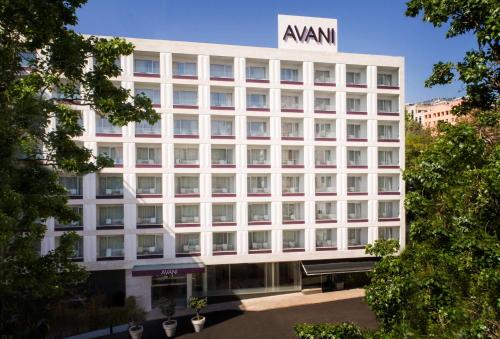 里斯本Avani Avenida Liberdade Lisbon Hotel的白色的建筑,上面有标志