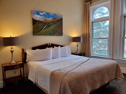 Hotel Ouray - for 12 years old and over客房内的一张或多张床位