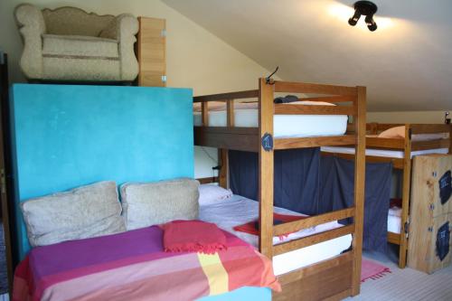 拉波塞拉Hostel on the Hill的一间带两张双层床和一张沙发的卧室