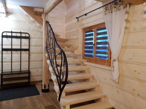 希切玛尔Śwarny Domek的小木屋内的楼梯,带窗户