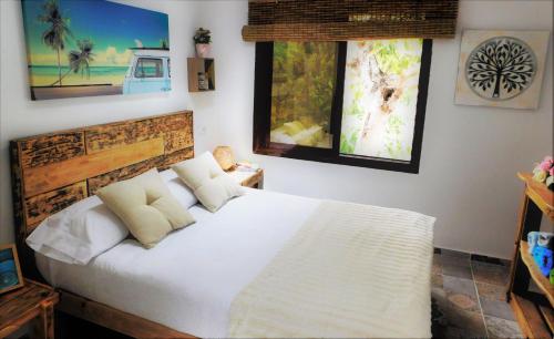 马贝拉Bungalow Marbella (San Pedro Alcantara)的卧室配有白色的床和2扇窗户。