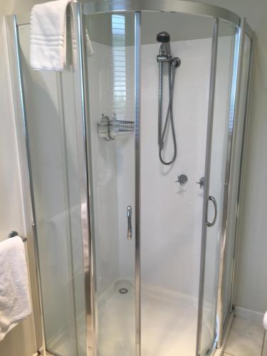 吉朗小迈尔斯的萨宾娜度假屋的浴室内带玻璃淋浴间