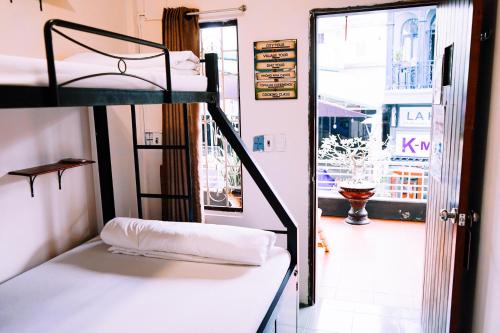 顺化越南背包客旅舍 - 顺化的带两张双层床的客房和走廊