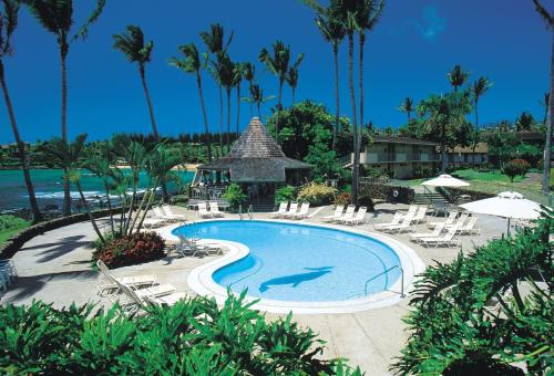 拉海纳Napili Shores Maui by OUTRIGGER - No Resort & Housekeeping Fees的中间有鲨鱼的游泳池