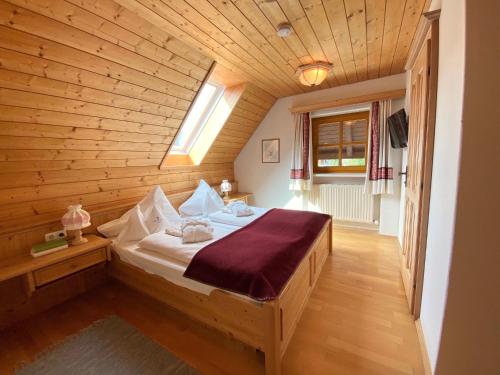 魏森湖Landhaus Sonneck的一间卧室设有一张木天花板床。