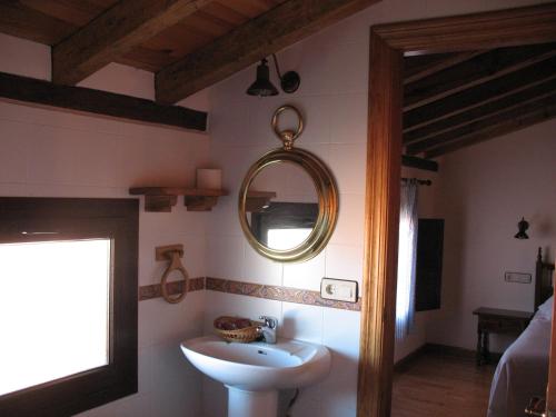 拉阿贝尔卡Antiguas Eras La Alberca的一间带水槽和镜子的浴室