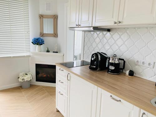 索波特Apartaments Karlikowska Lux 2的厨房配有白色橱柜和台面