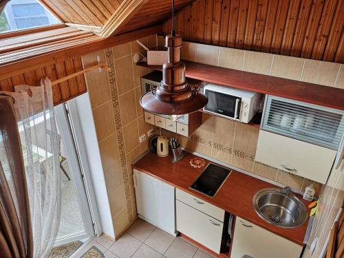 Mini Kotedžas Vakaris的厨房或小厨房
