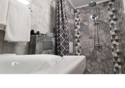 布尔加斯K&K Stylish Elegance的浴室配有白色水槽和淋浴。