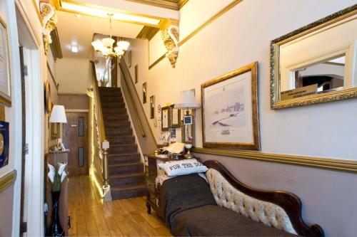 绍斯波特莱斯特酒店的带沙发和楼梯的客厅