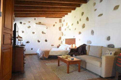 圣巴托洛梅Finca Mariola - Alpendre的客厅配有沙发和1张床
