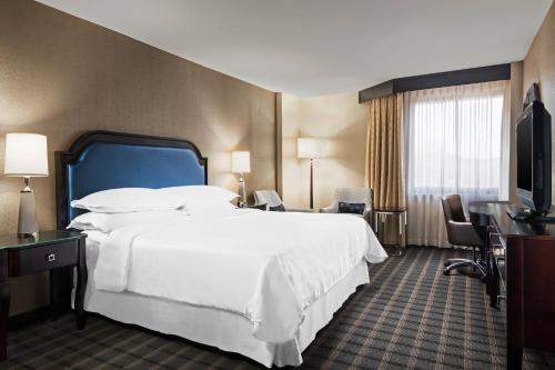 夏洛特机场喜来登酒店 客房内的一张或多张床位