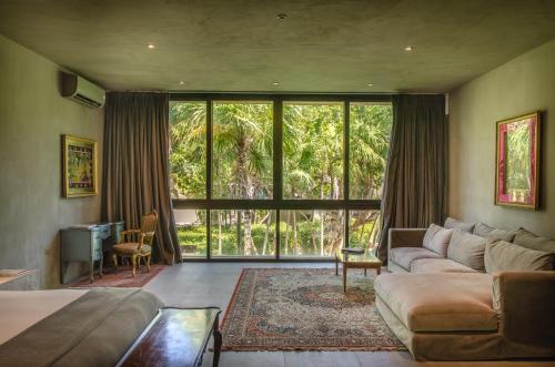 图卢姆玛尔卡酒店的带沙发和大窗户的客厅