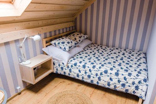 扎托尔Apartamenty-Obok的一间小卧室,卧室内配有一张床铺