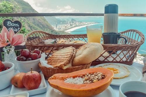 里约热内卢米兰特托亚维莱酒店的一张桌子,上面有面包和水果篮