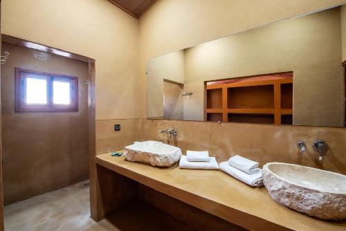 达赫拉Westpoint Dakhla的一间带水槽和大镜子的浴室