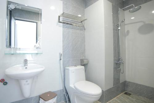 归仁Tân Thi Hotel的一间带卫生间和水槽的浴室