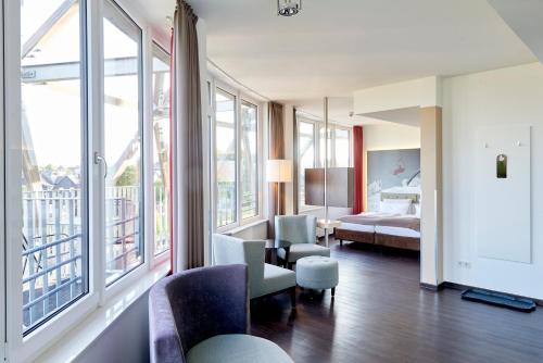 温特贝格Hotel Oversum Winterberg Ski- und Vital Resort的酒店客房设有一间带床和窗户的卧室