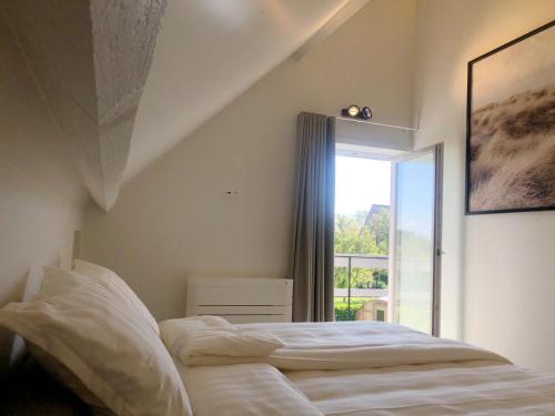 德哈恩Villa Zuid的一间卧室设有一张床和一个大窗户