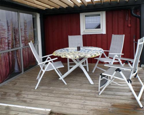 比克瑟尔克鲁克1C, Första parkett, 50m till badstrand的露台甲板上的桌椅