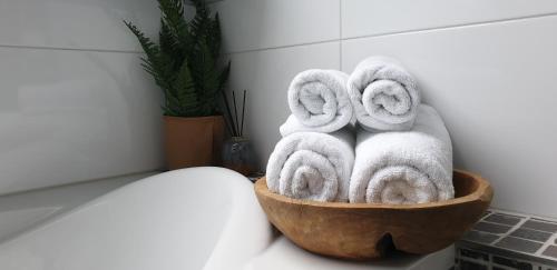 内斯Pension Bakema Ameland的浴室里装满毛巾的木碗