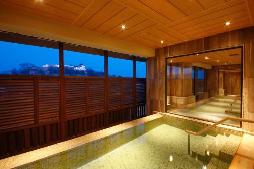 津山市The Shiroyama Terrace Tsuyama Villa的美景房屋内的室内游泳池