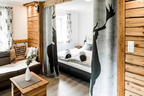 Sankt PankrazFerienhaus Hirschnest的卧室配有一张带鹿头的墙壁床。