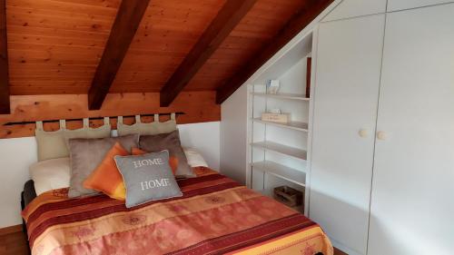 罗马内勒Guest House La Sereine的一间卧室设有一张床和木制天花板