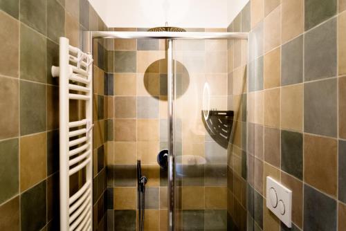 泰拉奇纳BOTTASSO17 Guest House a due passi dal mare的浴室里设有玻璃门淋浴