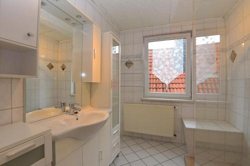 苏尔Monteurhaus-Arbeiterunterkunft Haus Markus Suhl的白色的浴室设有水槽和窗户。
