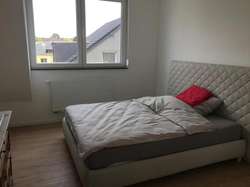 亚琛Apartment Brander Blick的一间卧室配有一张红色枕头的床