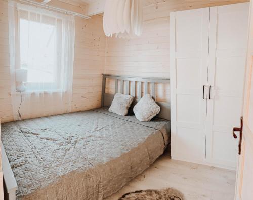 科尔别卢夫Eko Domek w górach的一间卧室设有一张床和一个窗口