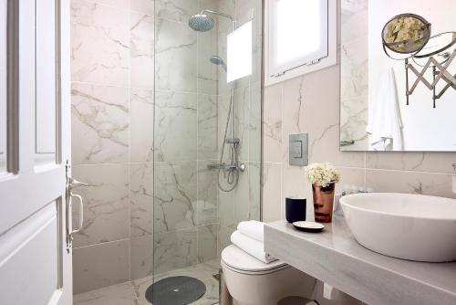 考特索纳里纳寇村公寓式酒店的一间带水槽、卫生间和淋浴的浴室