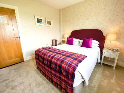 杜林Daly's House的一间卧室配有一张带紫色枕头的大床