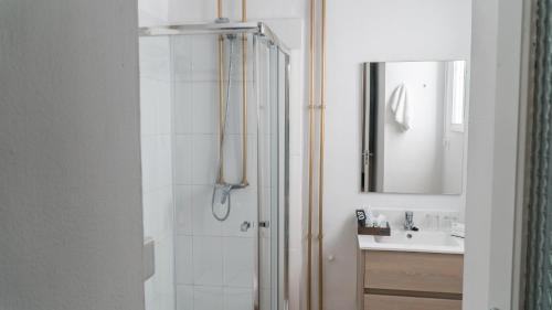 拉拉古纳Hotel Aguere的带淋浴和盥洗盆的浴室