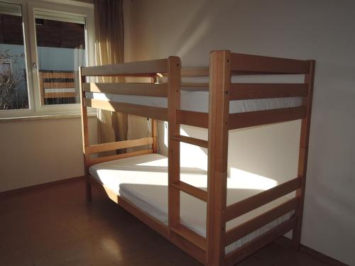 Stadtnahe Landwohnung客房内的一张或多张双层床