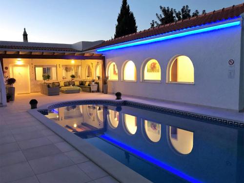 卡武埃鲁Villa Sunkiss Algarve Carvoeiro的房屋前有游泳池的房子