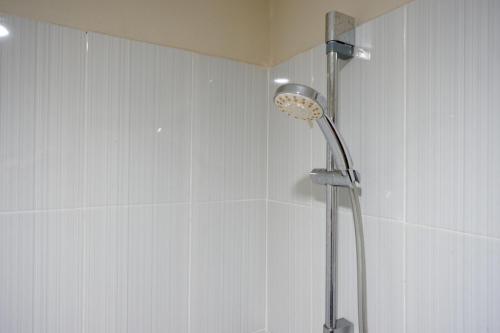 BaubauRedDoorz near Lippo Plaza Buton的浴室内配有淋浴和头顶淋浴