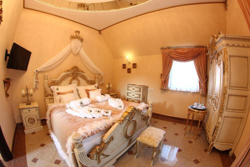 克雷尼察Wynajem Pokoi的一间卧室设有一张大床和一个窗户。