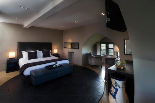 Roch罗奇城堡酒店的一间带特大号床的卧室和一间客厅
