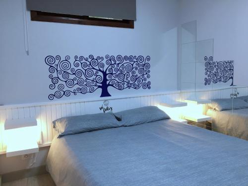 巴哈马尔Sunset Dream Bajamar GREAT VIEWS的卧室的墙上贴有树贴